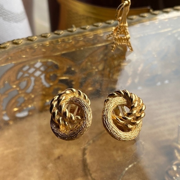 Tiny vintage gold tone authentic CHRISTIAN DIOR CLIP ON EARRINGS - Picture 1 of 8